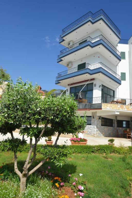 Hotel Artisti Vlorë Екстериор снимка
