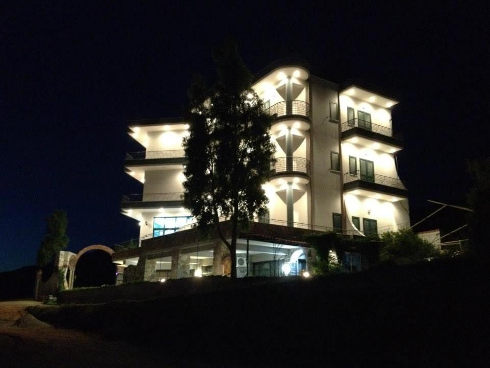 Hotel Artisti Vlorë Екстериор снимка