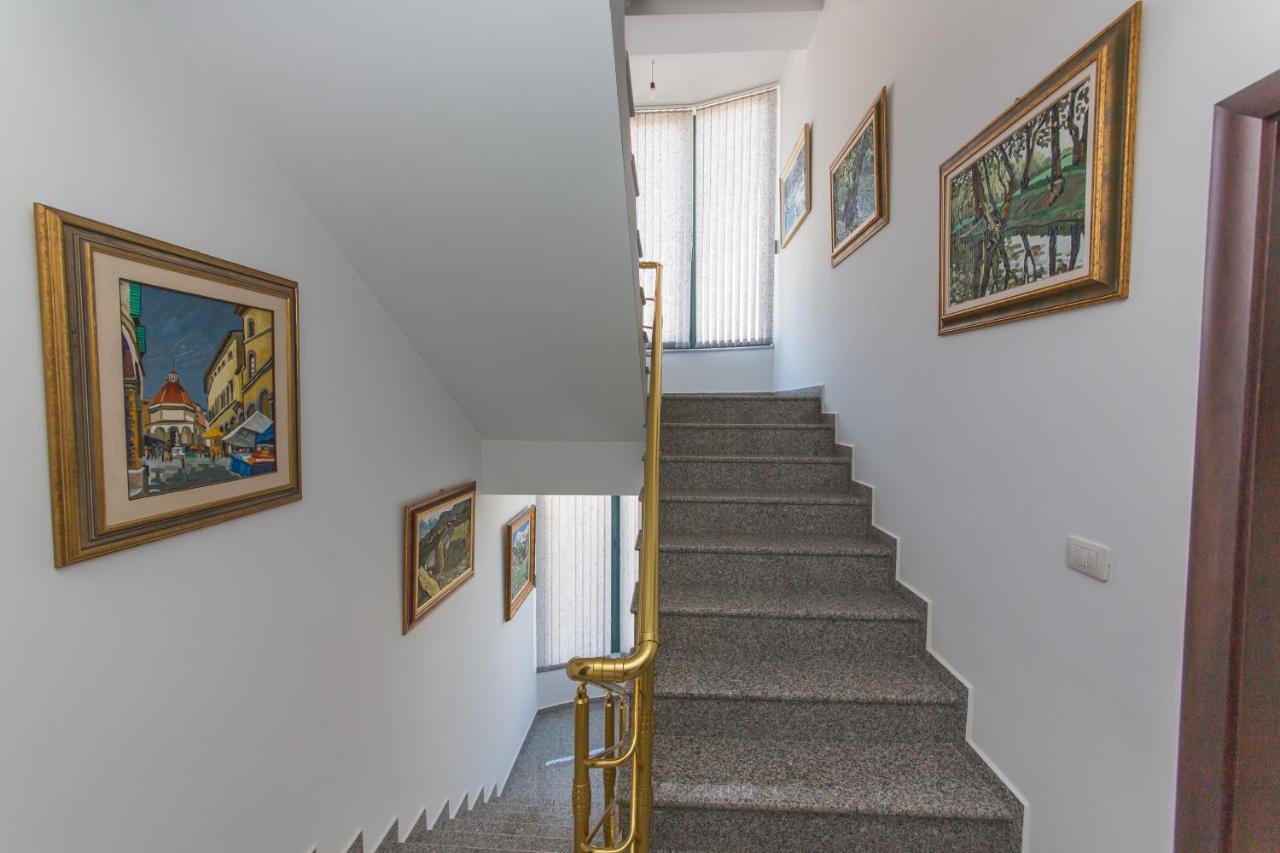 Hotel Artisti Vlorë Екстериор снимка