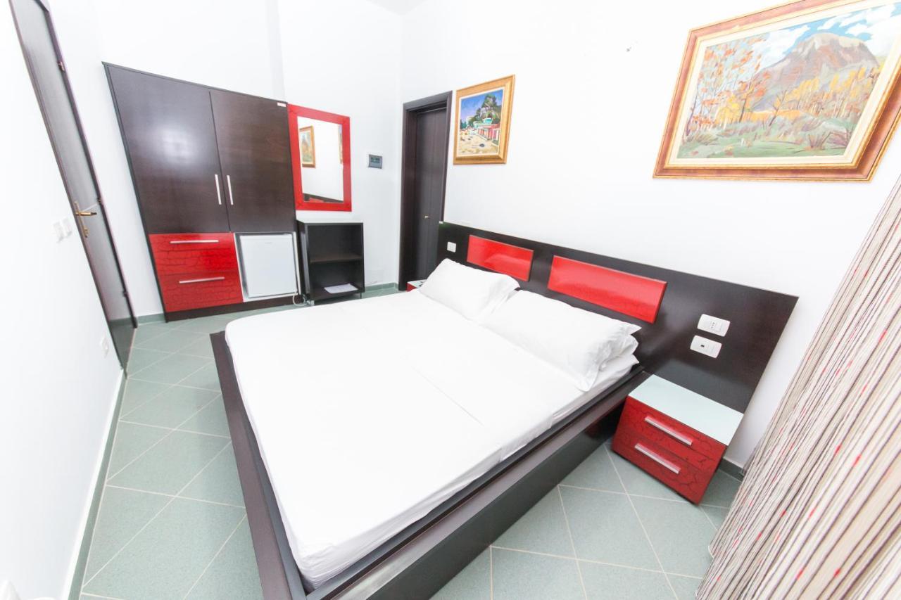 Hotel Artisti Vlorë Екстериор снимка