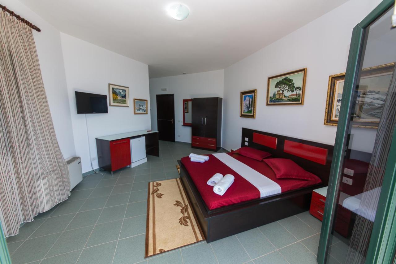 Hotel Artisti Vlorë Екстериор снимка