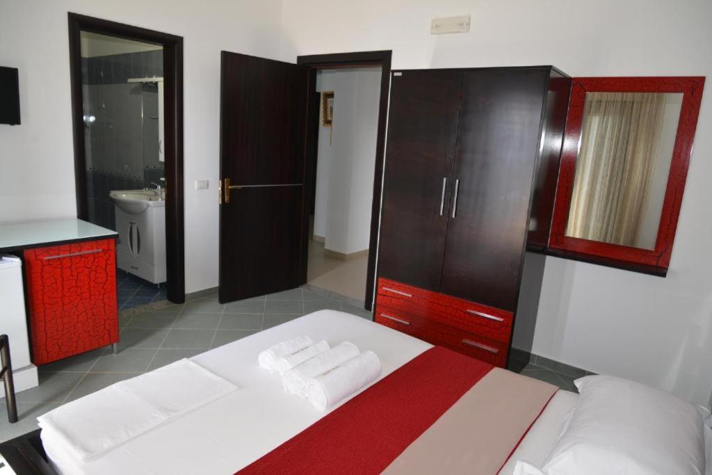Hotel Artisti Vlorë Екстериор снимка